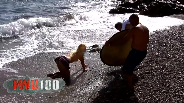 MMM100 Solo: Linda rubia Mallory Moore se desnuda junto al mar