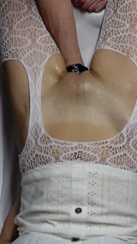 Puños y eyaculaciones amateur caseras grabando coño MILF caliente estirado con ambas manos