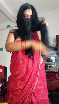 Indian Desi Beautiful Bhabi First Appearance on Cam