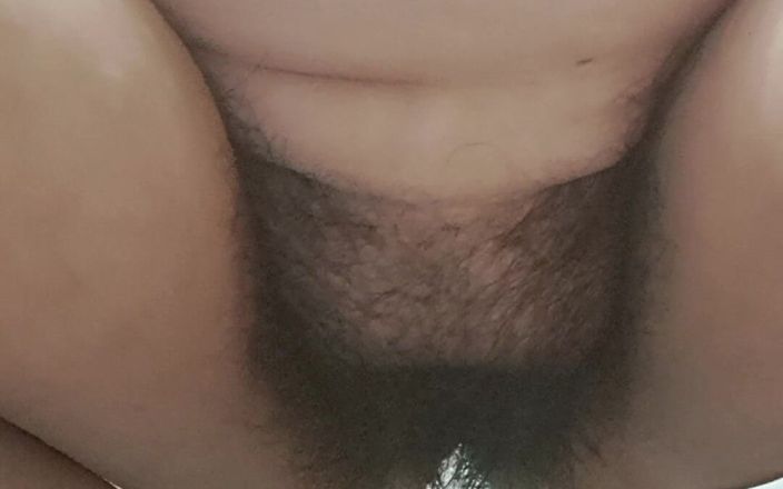 Mommy big hairy pussy: Widok z dołu owłosionej cipki
