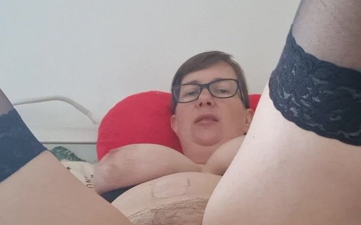 QueenJoo: 一个穿着黑色内衣的熟女的自慰和高潮