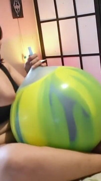 Looner leva sua bola de wubble ao máximo e nos mostra sua buceta