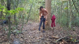 一个陌生人在森林里操了我