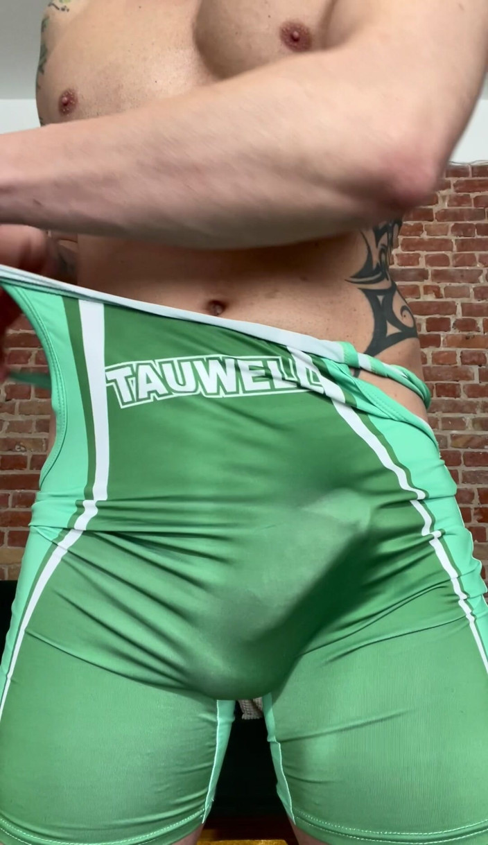 Spandex Boy: Jock Tře jeho ptáka ve Wrestlingu Singlet a Cums Hands...