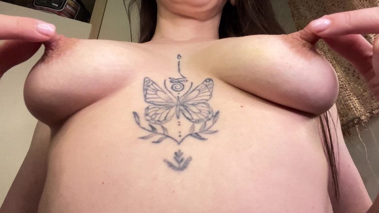 Kristi Ren: La miLF con un culo enorme viene da giocare con...