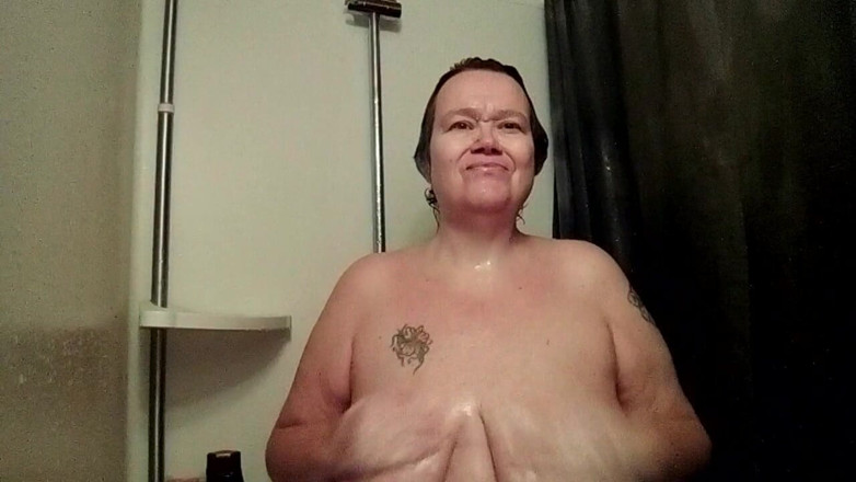 Sex hub couple: Jen bawi się własnymi piersiami pod prysznicem