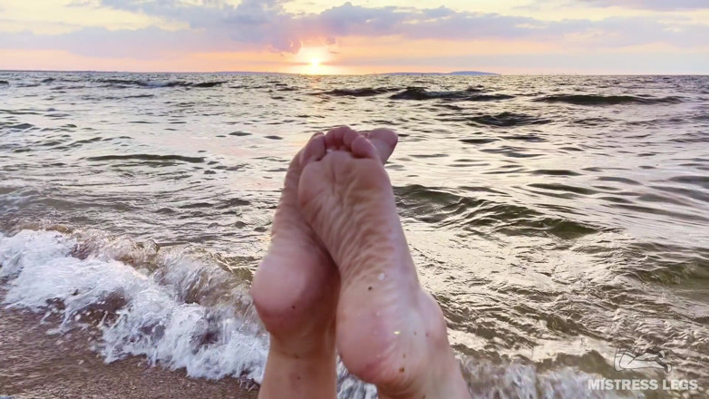 Mistress Legs: Piękne pomarszczone podeszwy i palce ruchają się na tle zachodu...