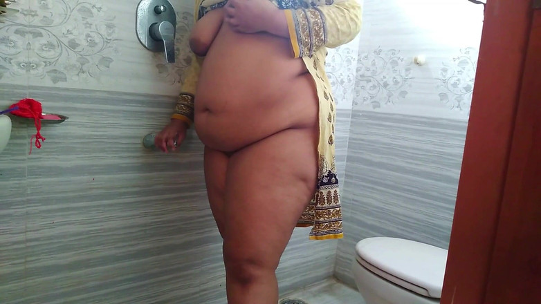 Aria Mia: Indische bhabhi wird heiß und zieht ihre hose aus