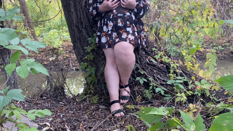 Elena: O mamă sexy pofticioasă într-o rochie scurtă se mângâie până la...