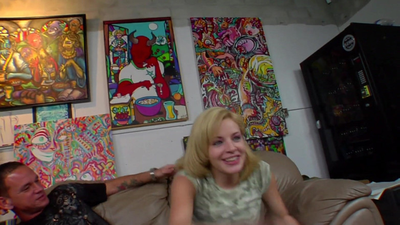 Get Your Fix: B &amp;E blondine erwischt und auf der couch gefickt
