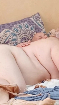 En granne ger mig en avsugning och äter sperma