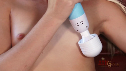 ATKIngdom: Christy Anderson si toglie la sua lingerie nera assume l'enorme...