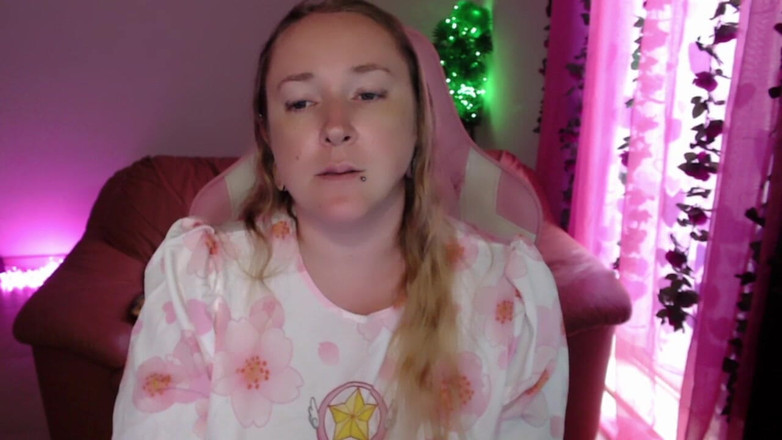 Kisicaxx: Velké černé péro uctívající sprosté řeči