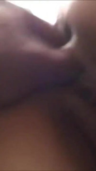 Une MILF en hold-up suce la bite de son mari excité