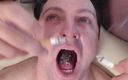 Femdom Austria: Gạt tàn người của cặp song sinh nylon tuyệt đẹp