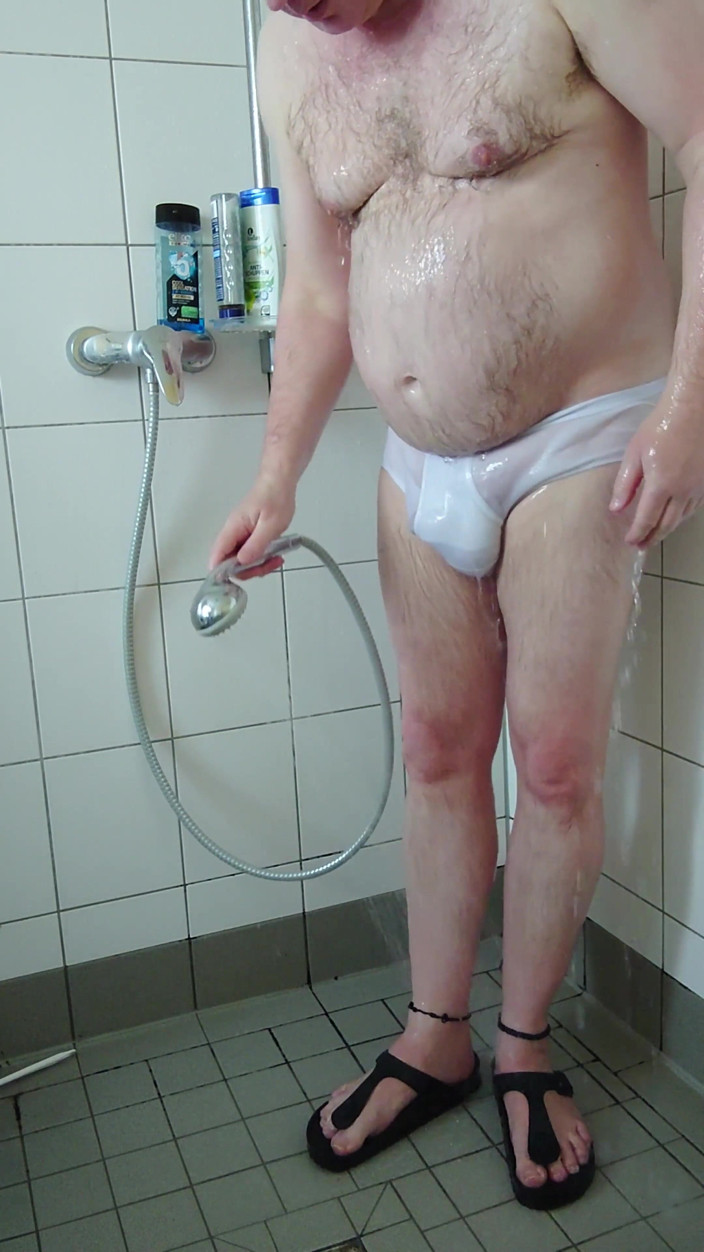 Carmen_Nylonjunge: 白いパンツを履いて歩いた後の放尿とシャワー