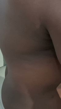 그녀의 엉덩이는 더 이상 처녀가 아니며, 무자비하게 엉덩이를 완전히 열어줄 것이다