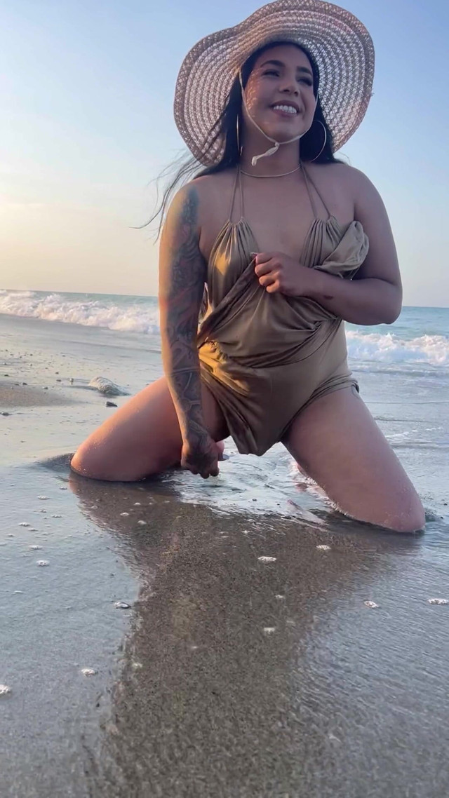 Ups.. Pissing on the Beach (Amazing shemale big balls) Ups.. Pissing on the Beach (Amazing shemale big balls)