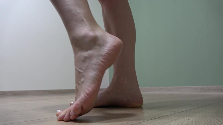 Anna Sky: Giantess Housewife Anna Shows Her Feet