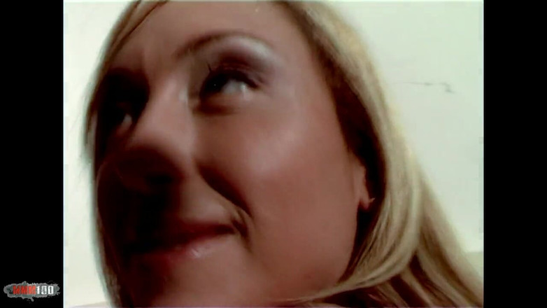 MMM100: इरीना: ला थुलथुली सुनहरे बालों वाली इरीना सोफे पर कपड़े हटा रही है