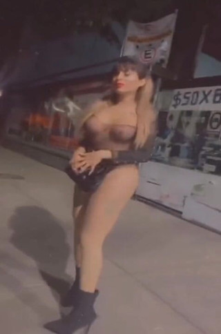 Barbietransxxxx: transsexuală stând pe stradă în Tlalpan ca o curvă