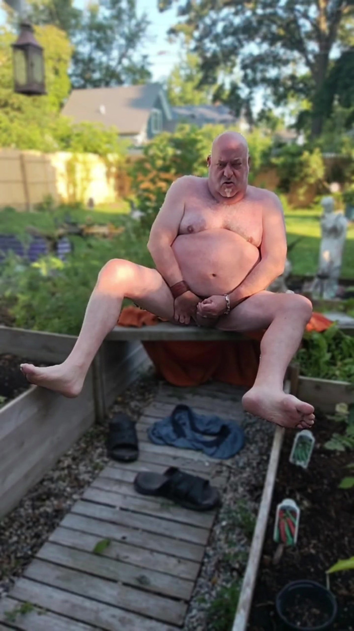 beardaddychub: Ciesząc się moim podwórku - nagim!
