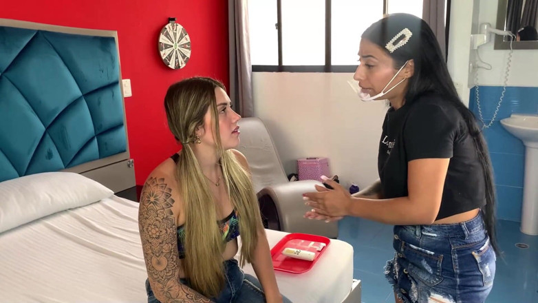 Sara Blonde: Amantes lesbianas poniendo supositorios en sus
