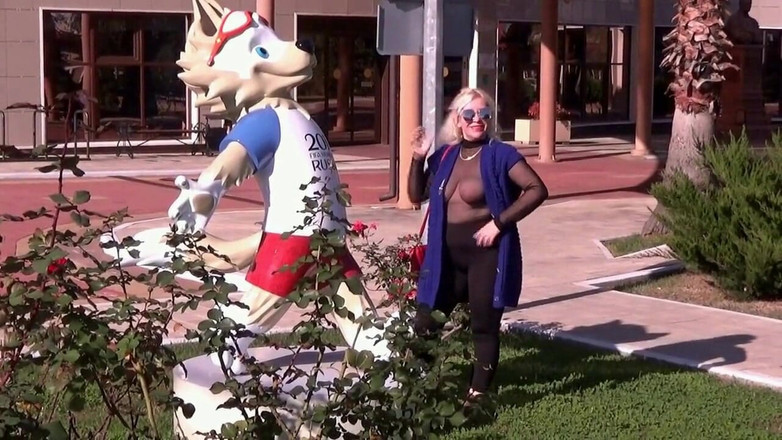 RedRoseRus: Tetas De Nailon En Público