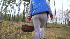 Teasecombo 4K: 숲속의 후장 페티쉬에서 버섯을 수거하는 쪼이는 바지를 입은 밀프