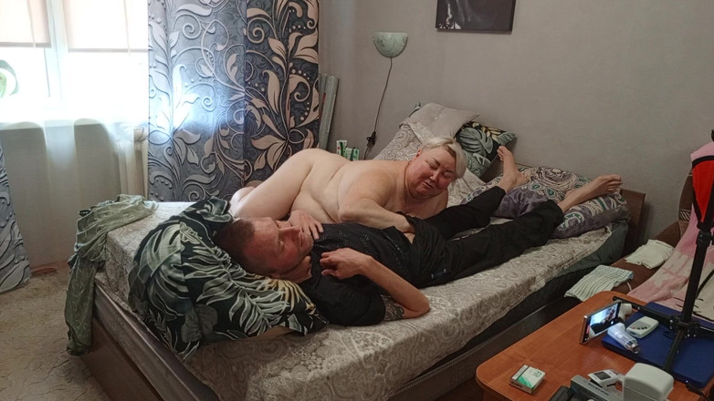 Zona901: Ibu tiri membelai batang melakukan blowjob mendalam sehingga saya pancut