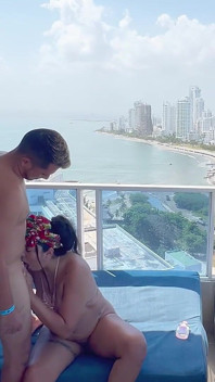 Sex v Alutas s výhledem na moře s velmi těhotnou ženou