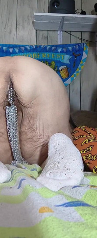 Roztáhni ten zadek děvky, dávám hračku do zadku, takže jsem tvrdý a plný do mého pytle koulí