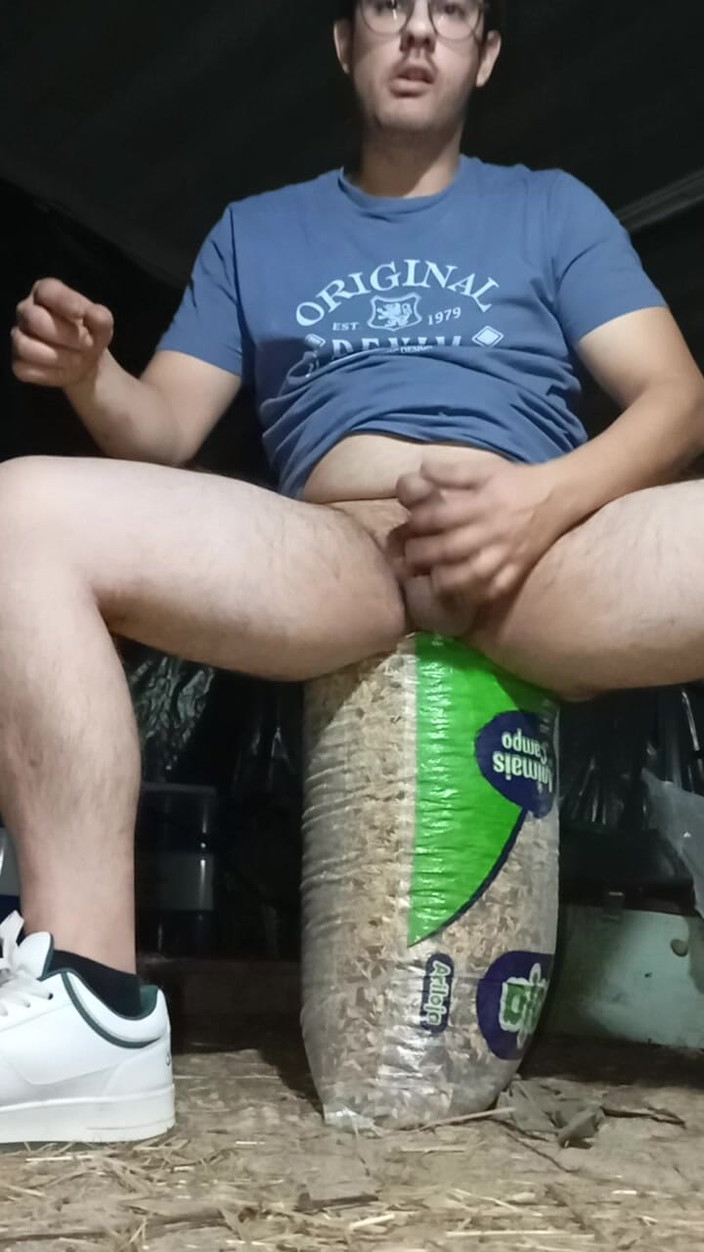 A large Portuguese dick: Handjob di gudang