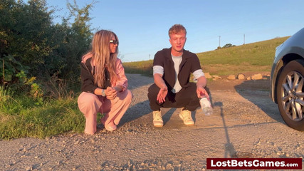 Lost Bets Games: Eles continuam seu jogo de strip bottle flips, risos e...