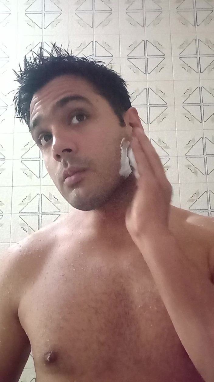 Guss: Ein dunkler Typ im Badezimmer