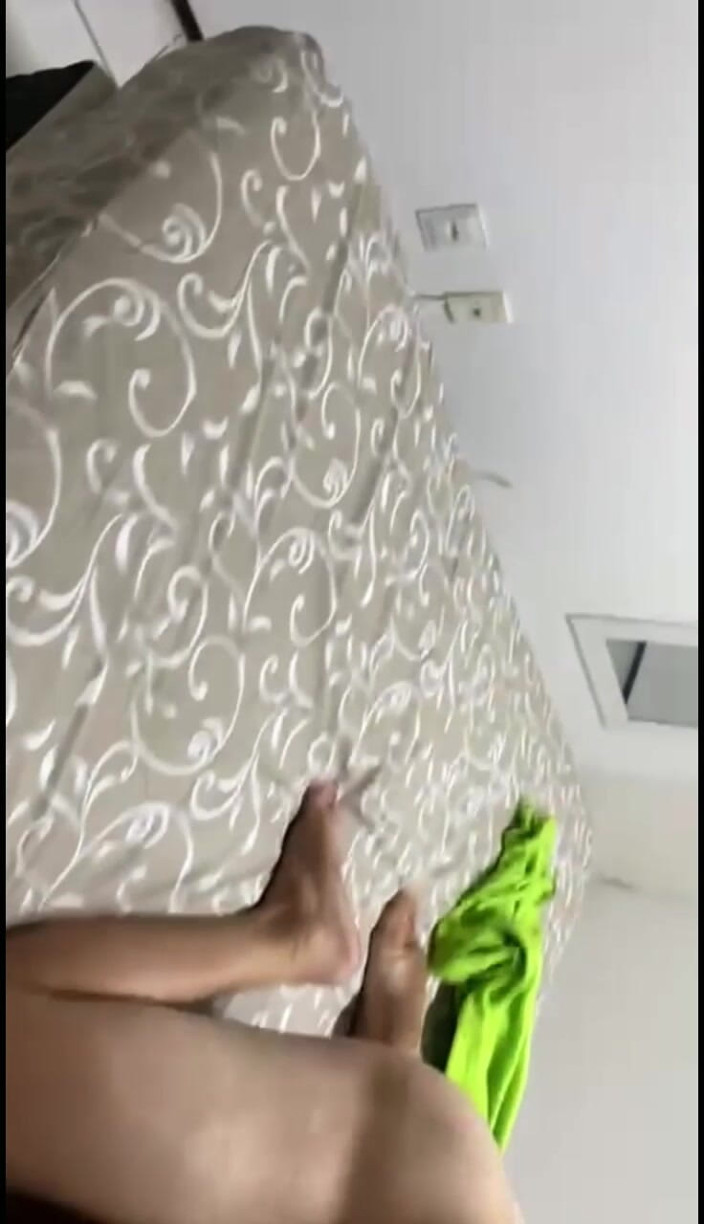 Princesa Hotwife: Zamężna brunetka Młoda teściowa zamężna z rogaczem mąż dając chłopakowi...