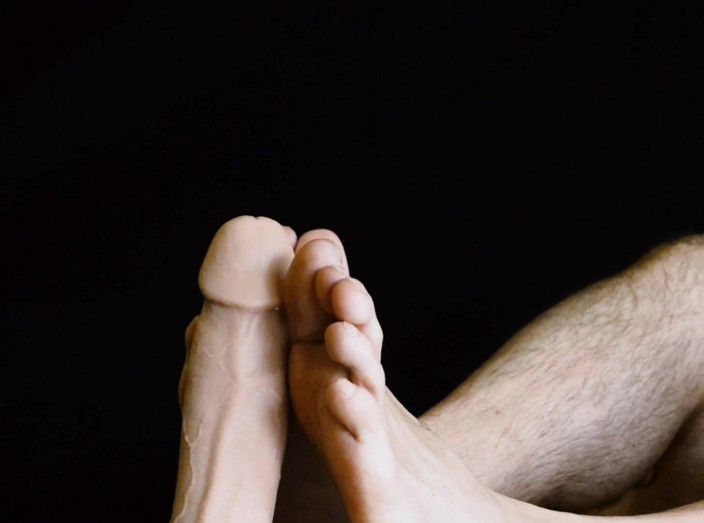 Cam Crest: Un arrapante footjob con chiacchiere sporche