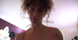 VibeWithMommy: 妻の友人が浮気をするように説得 妻の友人は完全に私を誘惑します...彼女は入ってきて、私のためにストリップします!