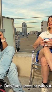 Keila bassi lagi asik jilat kontol raksasa ini di antara dua roti: chori si argentina di podcast Juan Bustos