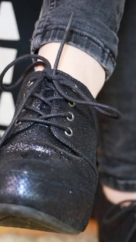 Elegantes tacones de encaje y transparente provocación de nylon