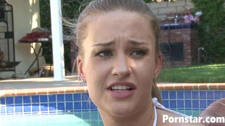 Pornstars: April Brookes reçoit une éducation au bord de la piscine par...