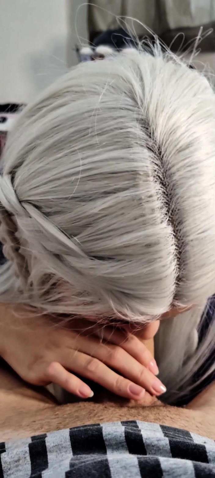 Debora Mendes: Submisivní nedbalý deepthroat v White Wig &amp; Blue Kontakty - Debora polyká...