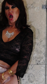 Cachonda vieja puta en el baño