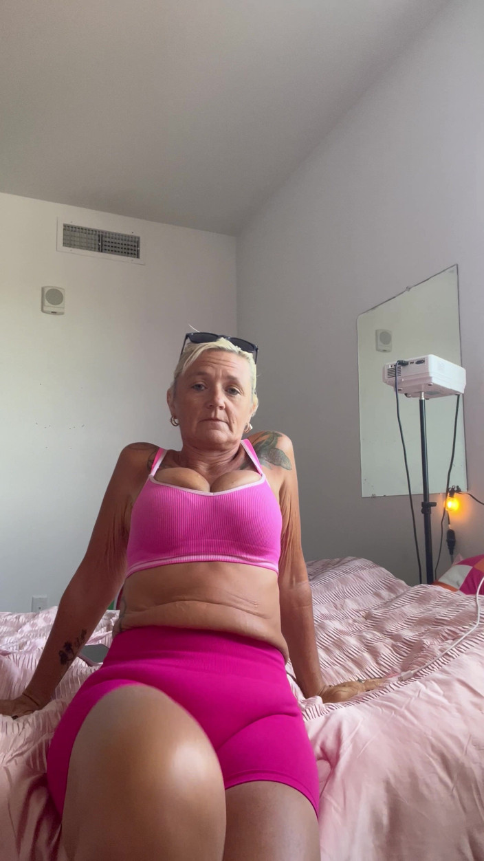 Greek Goddess Steph: Gros seins, gros cul, bronzée, bombasse blonde, érotique et sensuelle, vous...