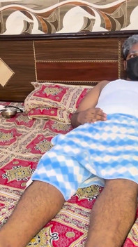 Köylü üvey kızı ve üvey babası, onu yalnız buluyor