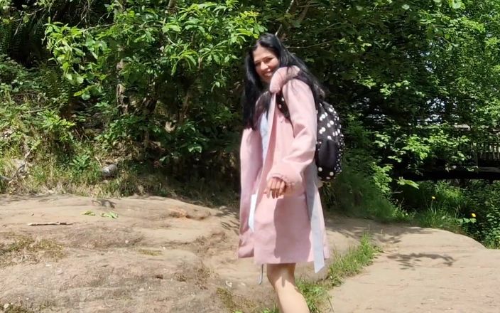 Nicky Brill: Nua ao ar livre escancarando minha buceta e mijando