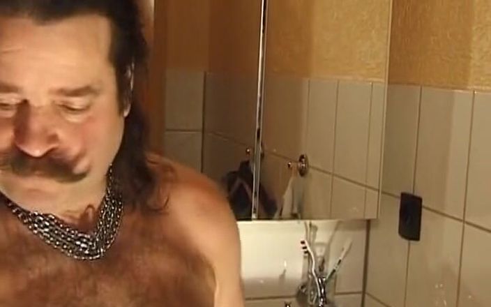 German's Fetish: Une salope allemande femdom chevauche un trou du cul après...