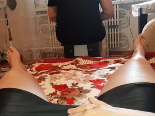 Lesbian-illusion: Komşum sandalyeye otururken ve telefonda oynarken, mastürbasyon yapıyorum ve boşalıyor -...