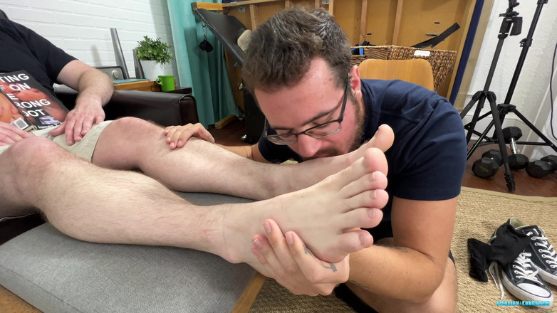 Ticklish Chubs: Cdubs adore les pieds du docteur !