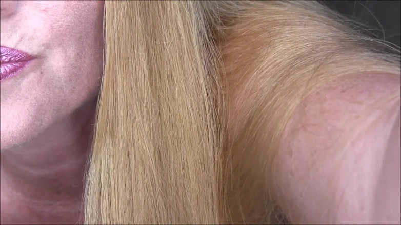 Nikki Nevada: Sexy blonde milf Nikki wrijft over haar clit totdat ze...